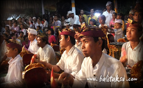 Ngayah di Odalan (Karya Agung) 2012 Yayasan Widya Funa Foundation