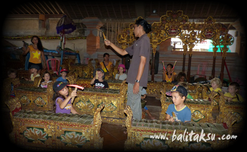 study balinese Gamelan - Balerung Stage Peliatan.