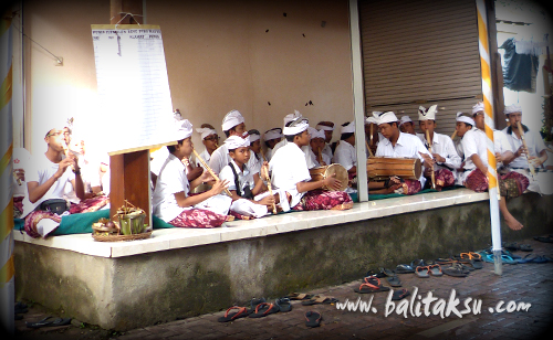 Pura Madya Peliatan, Odalan. Seka Gong Alit-alit Istri Tunas Maragawi Ngayah