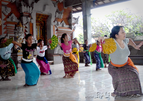 Latihan Tari Menggunakan Kipas 