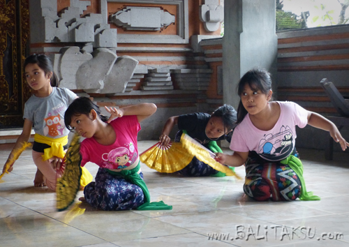 Latihan Tari Menggunakan Kipas 