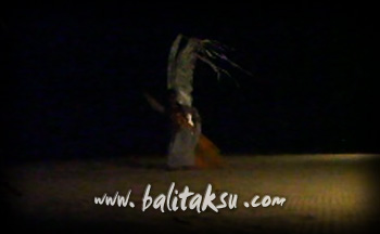 フルム－ン・パフォーマンス　contemporary dance mayumi inouye and made putra wijaya at amanusa private beach on full moon 2012　満月に砂浜で踊る