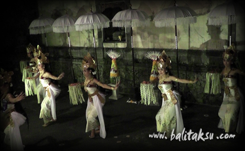 Poetry and dance collaboration, Nell Jones, mayumi inouye and Tunas Maragawi Br Kalah at dewangga gallery 2012　詩とアジア舞踊と絵画彫刻のコラボレーション