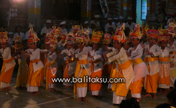 Rejang Dance at Temple, Pura Catur Bhuana