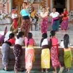 Balinese Dance Lesson. suasana latihan tari bali di peliatan.